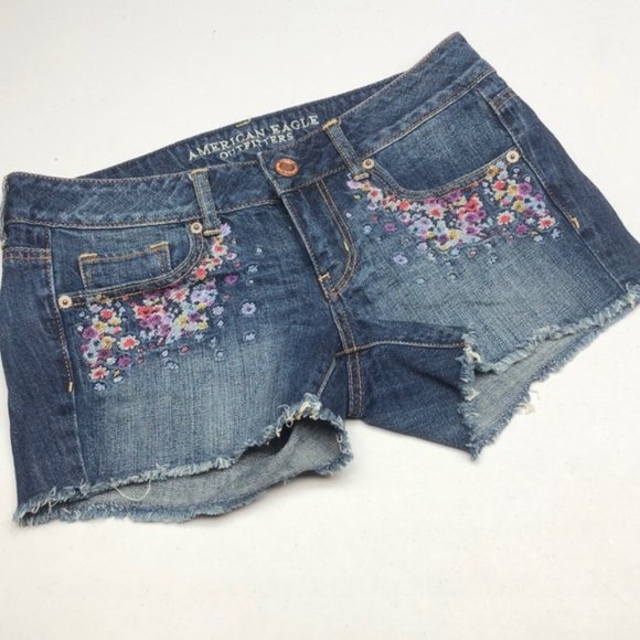 LIKE NEW FACTORY EMBROIDERED AMERICAN EAGLE JEAN SHORTS W4/27 🦅 - Picture 1 of 9